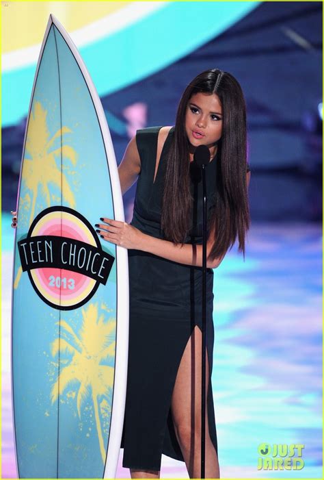 Selena Gomez Teen Choice Awards 2013 Red Carpet Photo 2928326
