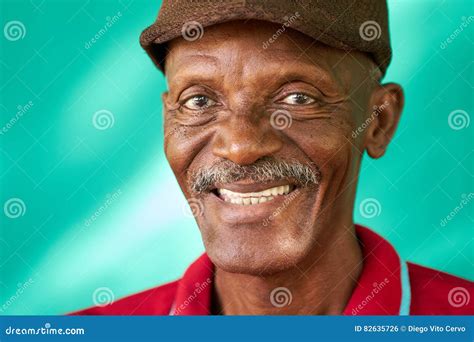 Hombre Negro Feliz Del Retrato De La Gente De Los Mayores Viejo Con El