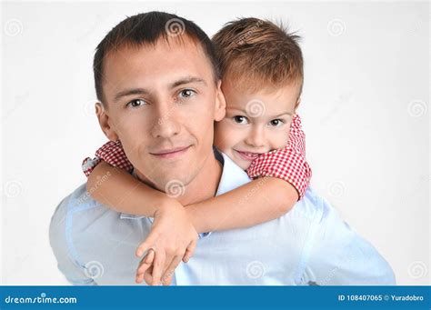 Padre Feliz E Hijo Que Abrazan En Fondo Blanco Aislado Imagen De
