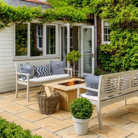 Look who's here again, the home design ideas with their small patio design ideas! Garden ideas, designs and inspiration | Ideal Home