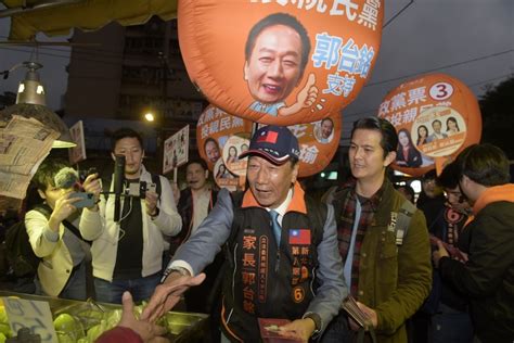 Re:新聞佛光山捐50萬劑疫苗!郭台銘跟進？ 當時我還建議去購買兩種疫苗代工權，如果 去接觸，恐怕現在已經開始量產了。 不過我當時就預計到蔡政府是不會再買進口 疫苗的，當時就猜到蔡政府要押寶本土疫苗 了。 「不支持蔡英文」是初衷 郭台銘：相信中道勢力將影響國會 -- 上報 / 焦點