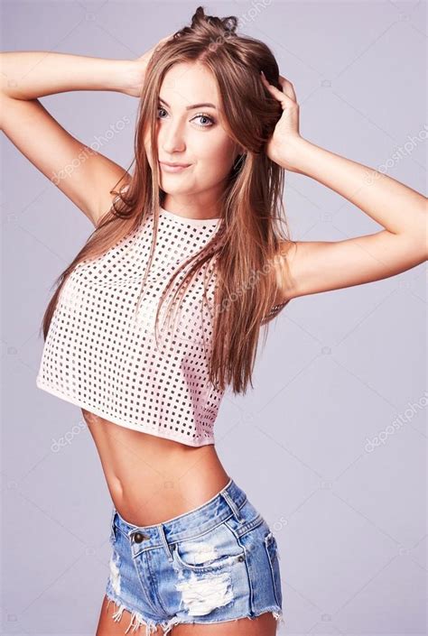 Jeune Femme Sexy En Short Jeans — Photographie Vitalii Bondar © 118808744