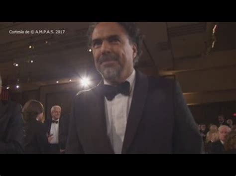Un Emocionado Iñárritu Recibe El Oscar Especial Por Carne Y Arena