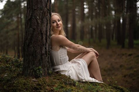 Belle Jeune Femme Blonde Sasseyant Dans La Nymphe De Fort Dans La Robe Blanche En Bois