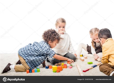 Niños Multiculturales Jugando Con Bloques Madera Alfombra Aislados