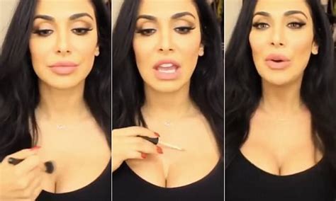 Beauty Blogger Huda Kattan Creates Illusion Of Bigger Breasts Using Contouring Daily Mail Online
