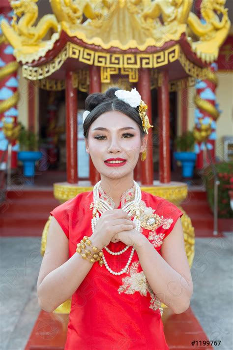 ein wunderschönes asiatisches mädchen trägt eine rote foto vorrätig 1199767 crushpixel