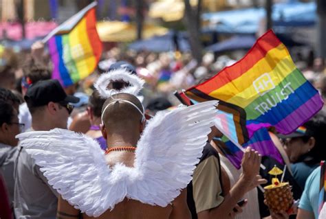 miami beach vuelve a ser escenario del orgullo gay con su mítico desfile el venezolano de houston