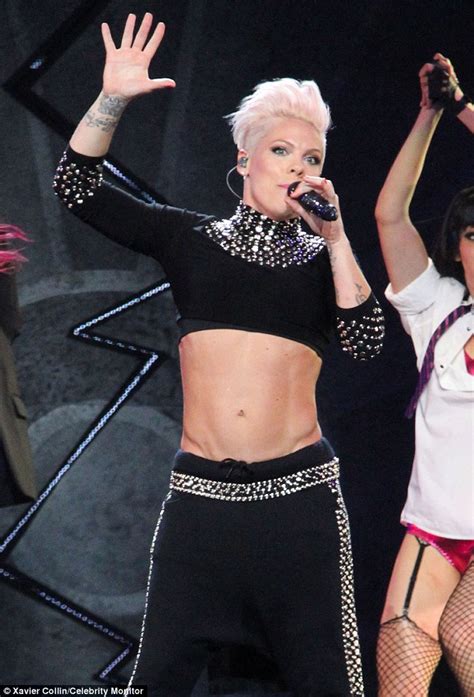 Pink Displays Flat Tummy At Carey Harts Hall Of Fame Induction After