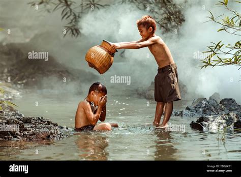 Niños Bañándose En No El Río Fotografías E Imágenes De Alta Resolución Alamy