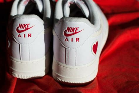 First, this pair comes highlighted with white leather across the uppers while the traditional perforations land on the toe and. DD7117-100 : que vaut la Nike Air Force 1 AF1 Valentine's ...
