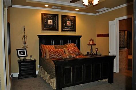 Shades of gold, dark purple, and terra cotta. Guest bedroom - black, red & gold color scheme | Bedroom ...