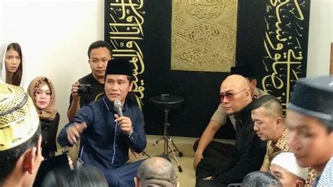 Deddy corbuzier adalah sosok artis yang terkenal akan pemikirannya yang kritis dan rasional, tentu untuk menjawab semua pertanyaan agama pun disesuaikan. Siapa Sebenarnya Gus Miftah? yang Membimbing Deddy ...