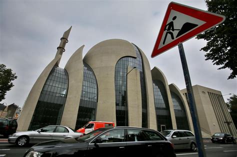 Das design der klubtrikots verärgerte eine mitglied des auf dem aktuellen trikot des kölner clubs ist die skyline von köln zu sehen. Wallraff wirft Erdogan Verkitschung von Moschee vor: Köln ...