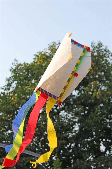 9 Fun Homemade Kite Tutorials Diy Kite Homemade Kites Kite