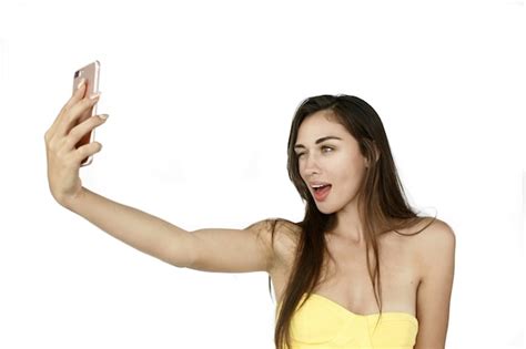 Femme Drôle Prend Selfie Sur Son Téléphone Debout Sur Fond Blanc Photo Gratuite