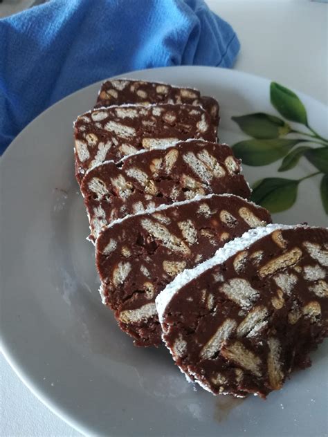 Raccogliete la farina ottenuta, mescolatela con il burro, lo zucchero e il cacao. Salame di Cioccolato | Ricetta e Vino | Greenwine.it