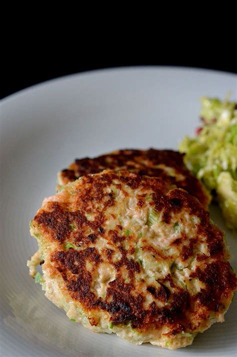 No puedes hablar de una buena hamburguesa a menos que tenga un pan. Estas hamburguesas de salmón es una manera sana rápida y ...