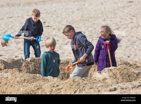 Bournemouth Dorset Uk 3 April 2016 Children Digging A Deep Hole In