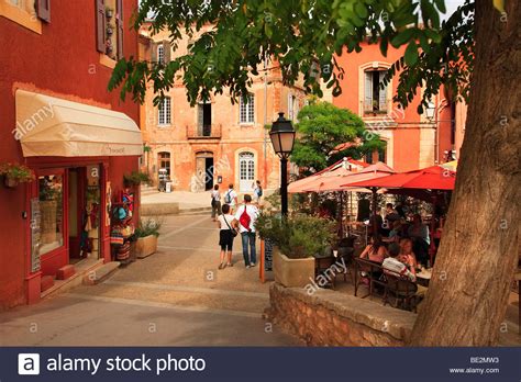 Auteurs de l'article « roussillon (vaucluse) » : VILLAGE DE ROUSSILLON, Luberon, Vaucluse, FRANCE Photo ...