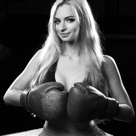 Boxeador De Sexo Femenino En Los Guantes De Boxeo Rojos Que Se Sientan En La Caja De Madera Foto
