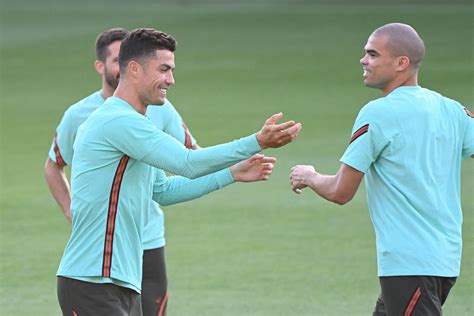 Tsjechische Scherpschutter Waarschuwt Oranje Ronaldo Neemt Pepe In De