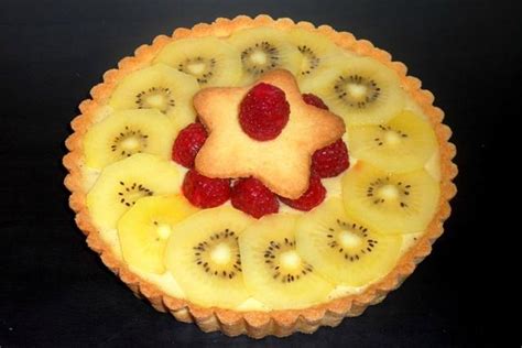 tarte à la crème pâtissière vanillée et aux fruits frais kiwi jaune et framboise À découvrir