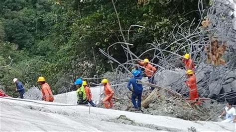 Diez Muertos Por Desplome De Un Puente En El Centro De Colombia