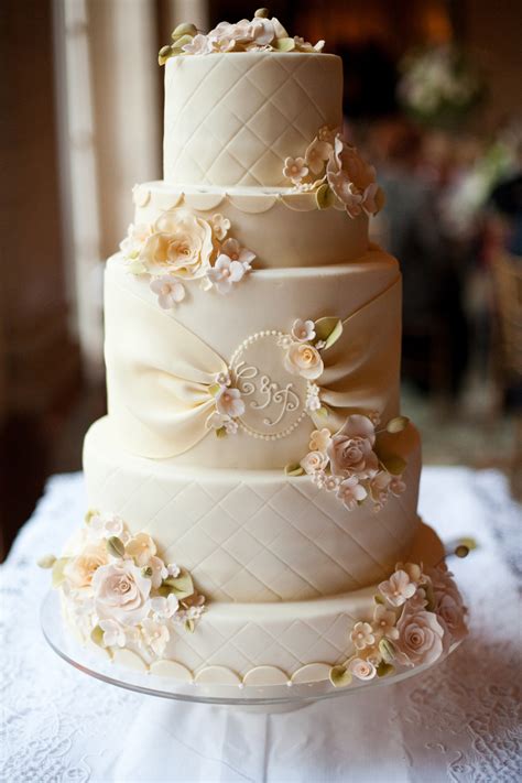 Apr 27, 2021 · while white wedding cakes have retained their popularity over generations, have evolved and will never go out of style. Absolutely Lavish: Ivory and Gold - An Absolute Royal Wedding Reception