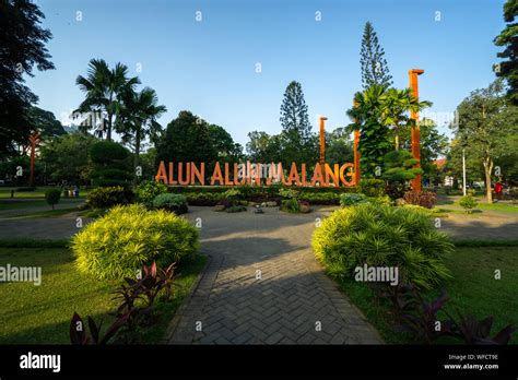 Monumen Tugu Balai Kota Alun Alun Malang Located In The Center Of The
