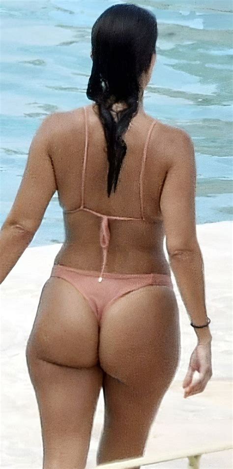 Gorgeous Kourtney Kardashian Showing Off Her Fabulous Big Round Juicy