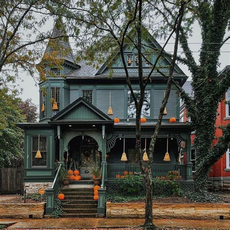 Bob Vila On Instagram An Old Victorian Home Decorated With Pumpkins