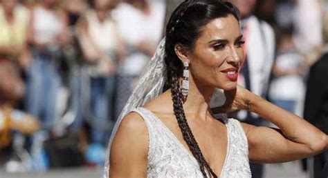 Casi dos meses más tarde, y con el fin del verano a la vista, podemos confirmar cuál es el modelo de los que metió en su maleta, que se ha. Pilar Rubio: así es su vestido de 40.000 euros, su peinado ...