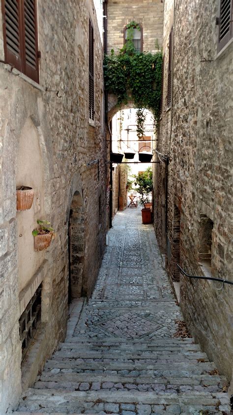 Street Scene In Spello Italy Street Scenes Image Search Italy Road