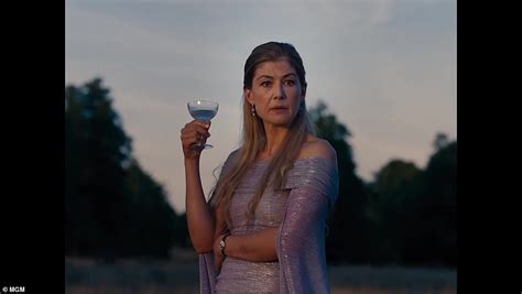 Golden Globes Rosamund Pike Goes From Saltburn To Siren In A Lavish Lace Gown As She Leads