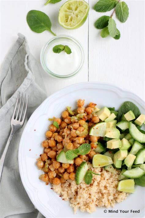 Deze couscous salade is erg lekker en eet ik vaak als lunch! Kikkererwten salade met couscous en komkommer - Mind Your Feed