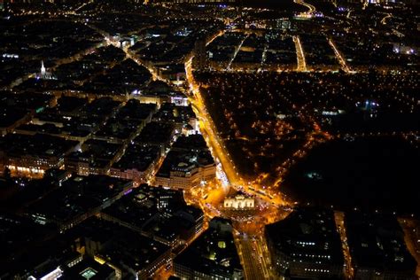Vista aérea panorámica de madrid en la noche luces del edificio metrópolis capital de españa