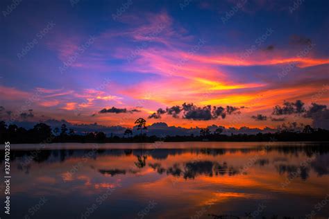 Wallpaper Blurred Nature Of The Twilight Light In The Evening By The