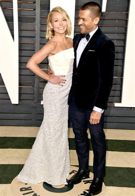 The riverdale actor dismissed the fuss, but ripa proudly confirmed that consuelos is indeed packing down there. Kelly Ripa, Mark Consuelos Celebrate 21st Wedding Anniversary
