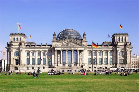 Die fdp ist nach vier jahren pause wieder im bundestag vertreten. Reichstag in Berlin, Deutschland | Franks Travelbox