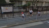 Google地圖驚見小學生被2女生追！ 網友笑：真人版「胖虎追大雄」 | boMb01