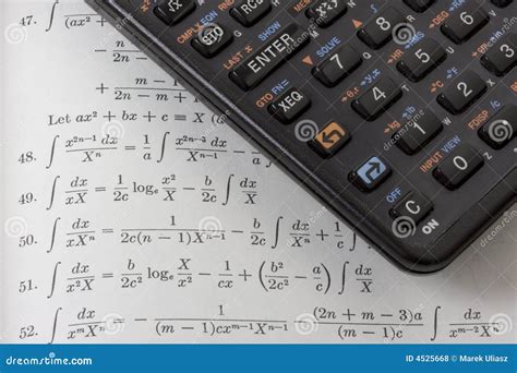 Calculadora Científica No Livro De Texto Da Matemática Foto De Stock