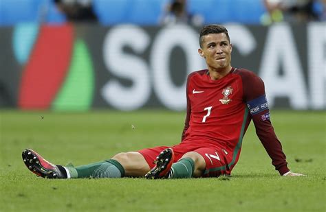 24.06.2021 00:37 taki̇p son 16 turuna kalan avrupa eşleşmeleri belli oldu. Tearful Cristiano Ronaldo stretchered off during Euro 2016 ...