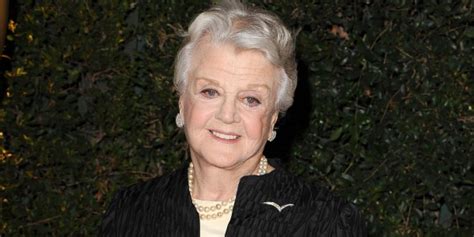 Nonostante (io) fare di tutto per farmi perdonare, lui mi odia ancora. Angela Lansbury non è morta: la bufala su Jessica Fletcher, la "Signora in giallo" | Si24