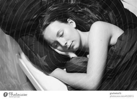 Porträt Langhaariges Teenager Mädchen Schlafend Auf Der Couch Beim