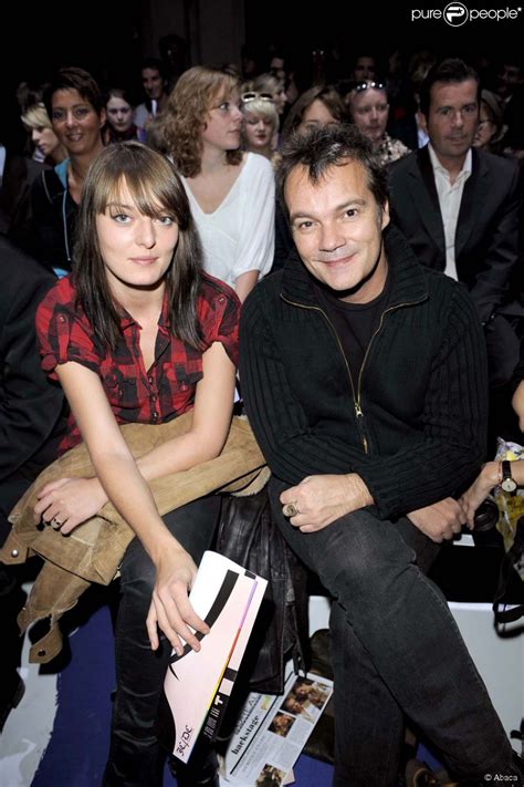 Si jeune déjà et c'est tellement d'intelligence qui s'en va avec lui. Suzanne Combeaud et Axel Bauer, octobre 2008 - Purepeople
