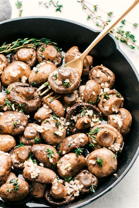 Roasted mushrooms are always good, but these greek style roasted mushrooms are absolutely a wow! Garlic Butter Roasted Mushrooms | The Food Cafe