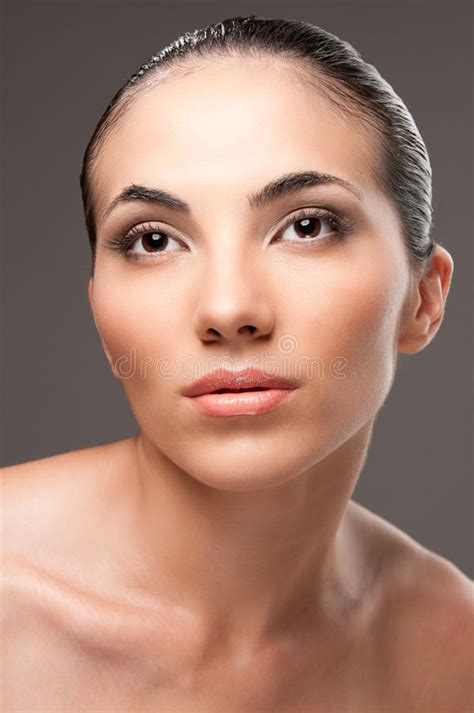 Portrait De La Belle Jeune Fille Brune Qui Touchant Son Nouveau Visage