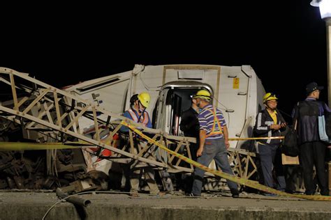 Latest on train derailment in hualien county in e taiwan. TAÏWAN. Les terribles images du déraillement de train ...