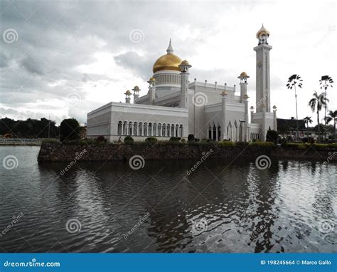 The Impressive Architecture Of The Sultan Omar Ali Saifuddin Mosque In